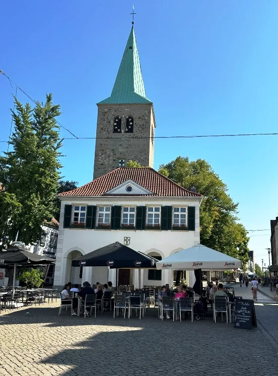 Historisches Altes Rathaus in Dorsten mit rotem Ziegeldach und Fachwerkfassade, aufgenommen an einem sonnigen Tag.