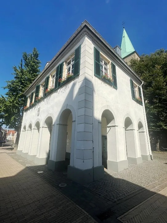 Ansicht des Alten Rathauses in Dorsten, ein denkmalgeschütztes Gebäude aus dem 16. Jahrhundert mit markanten Architekturdetails.