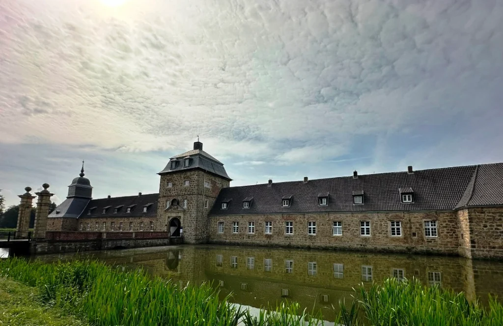 Schloss Lembeck in Dorsten, auf Diesen Foto sieht man besonders gut warum es ein Wasserschloss ist