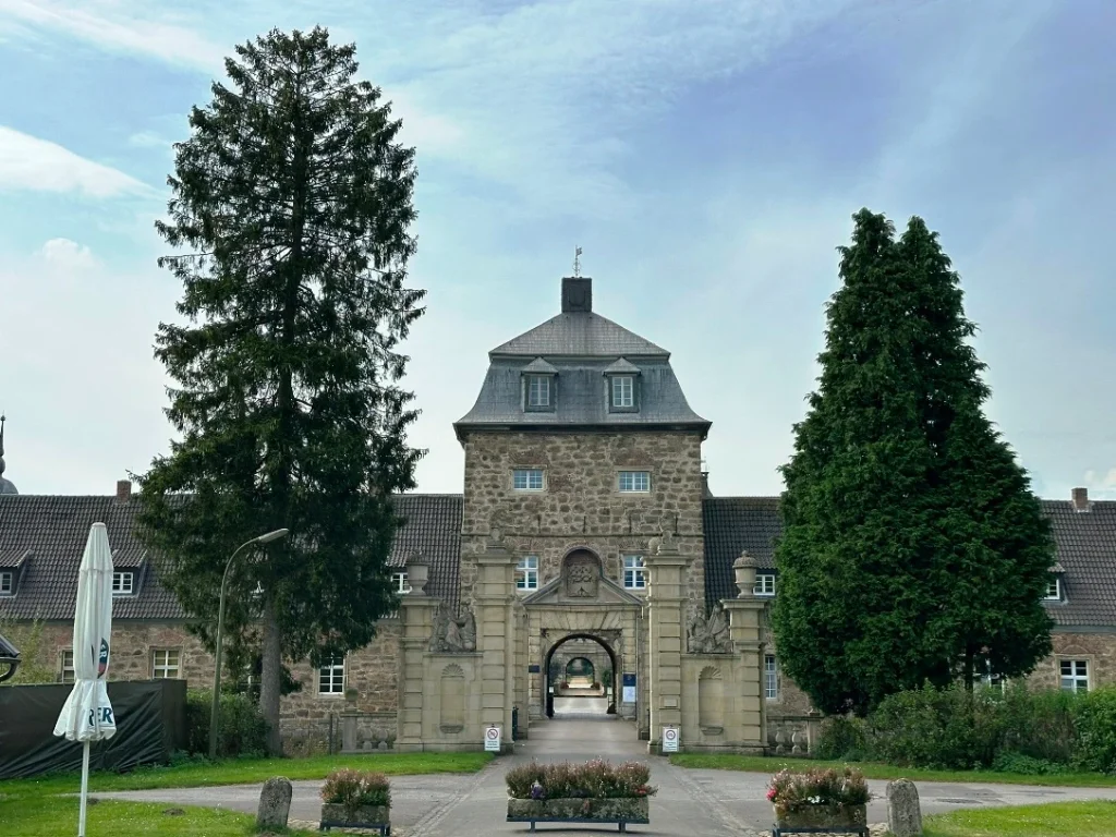 Schloss Lembeck in Dorsten, die imposante Zufahrt zum Schlosspark im innern des Wasserschlosses