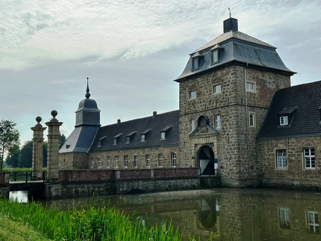 Schloss Lembeck in Dorsten, die Brücke über den Burggraben