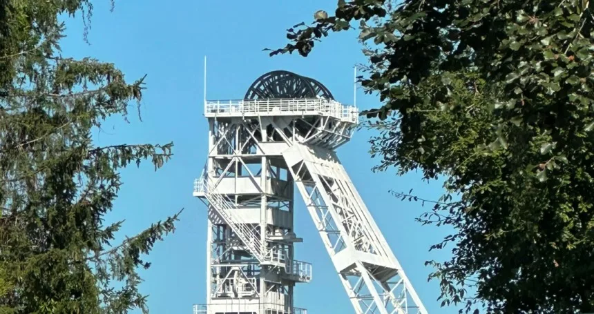 Foto des oberen Teils des Förderturms der Zeche Fürst Leopold in Dorsten, einem historischen Bergwerk in Nordrhein-Westfalen.