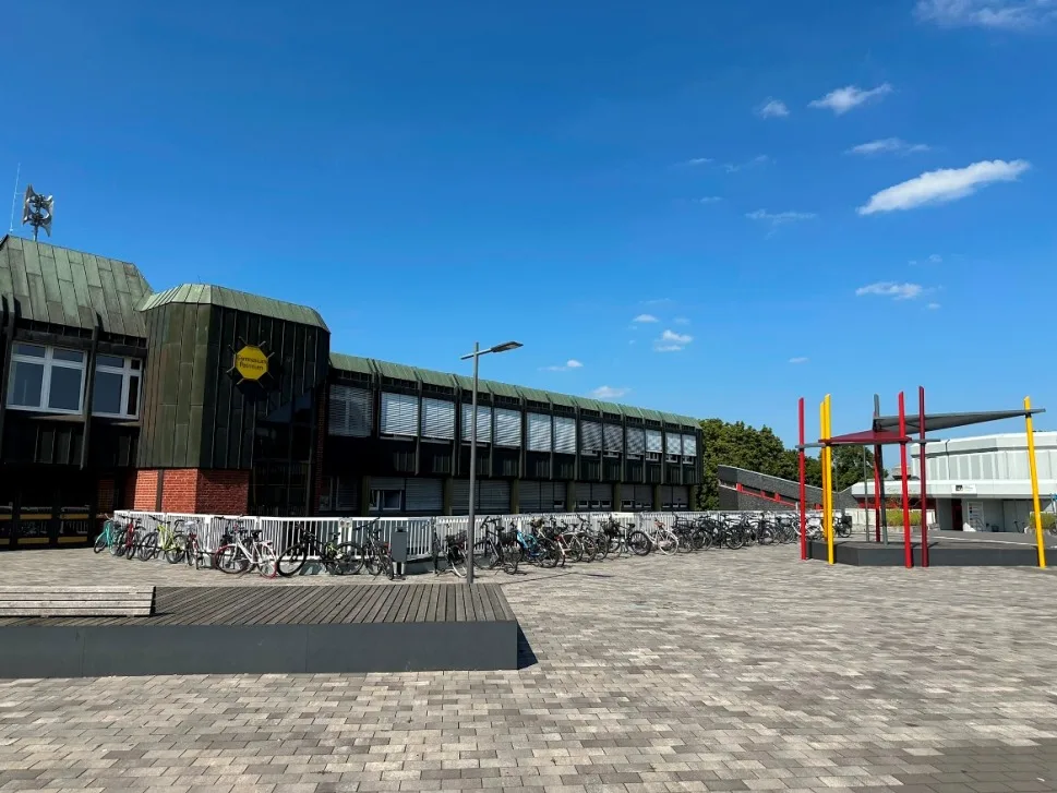 Gymnasium in Dorsten: Außenansicht des Gymnasiums Petrinum in Dorsten, einer Schule mit Schwerpunkt auf G9, naturwissenschaftlicher Förderung und bilingualem Unterricht.